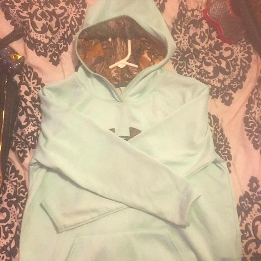 Under armor hoodie (med)
